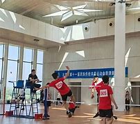 紧张比拼引人入胜！球场上悬念重重